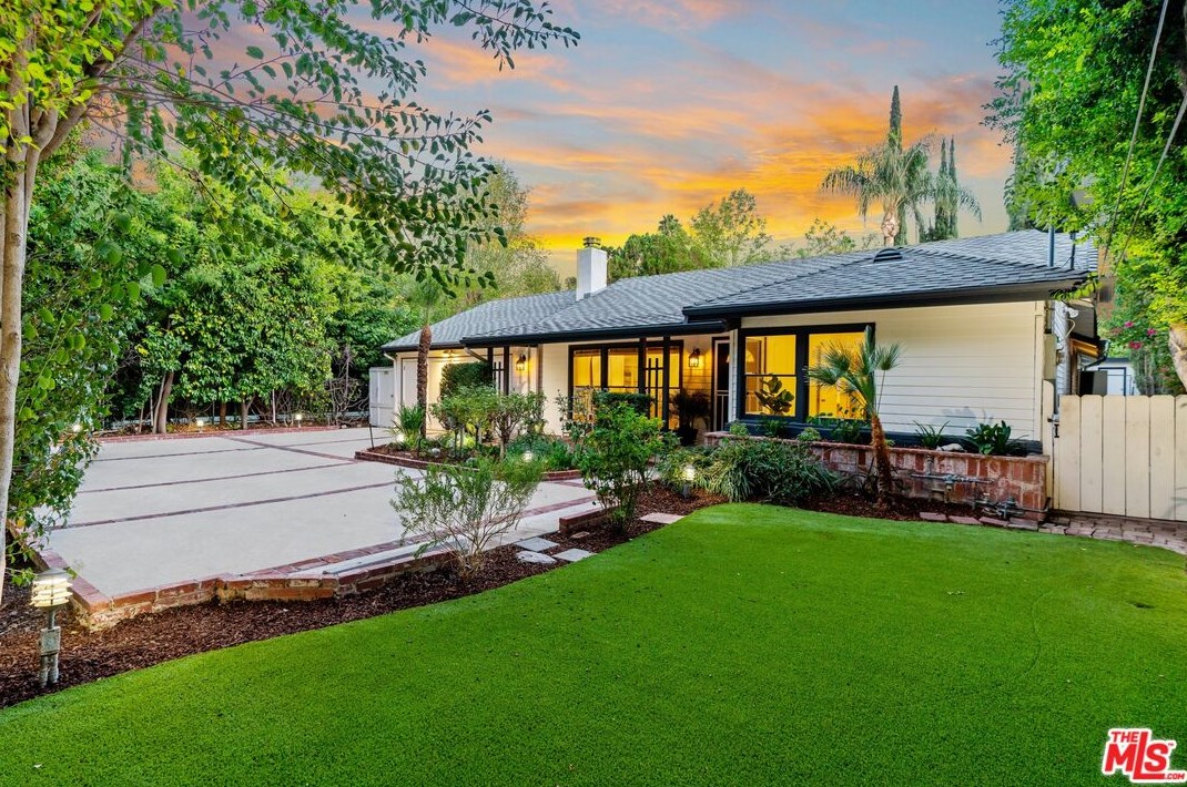 18128 Erwin St, Los Angeles, CA 91335-7146