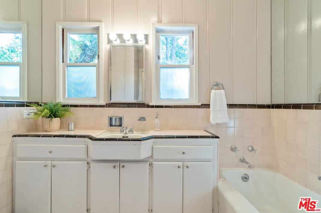 18128 Erwin St, Los Angeles CA  91335-7146 exterior