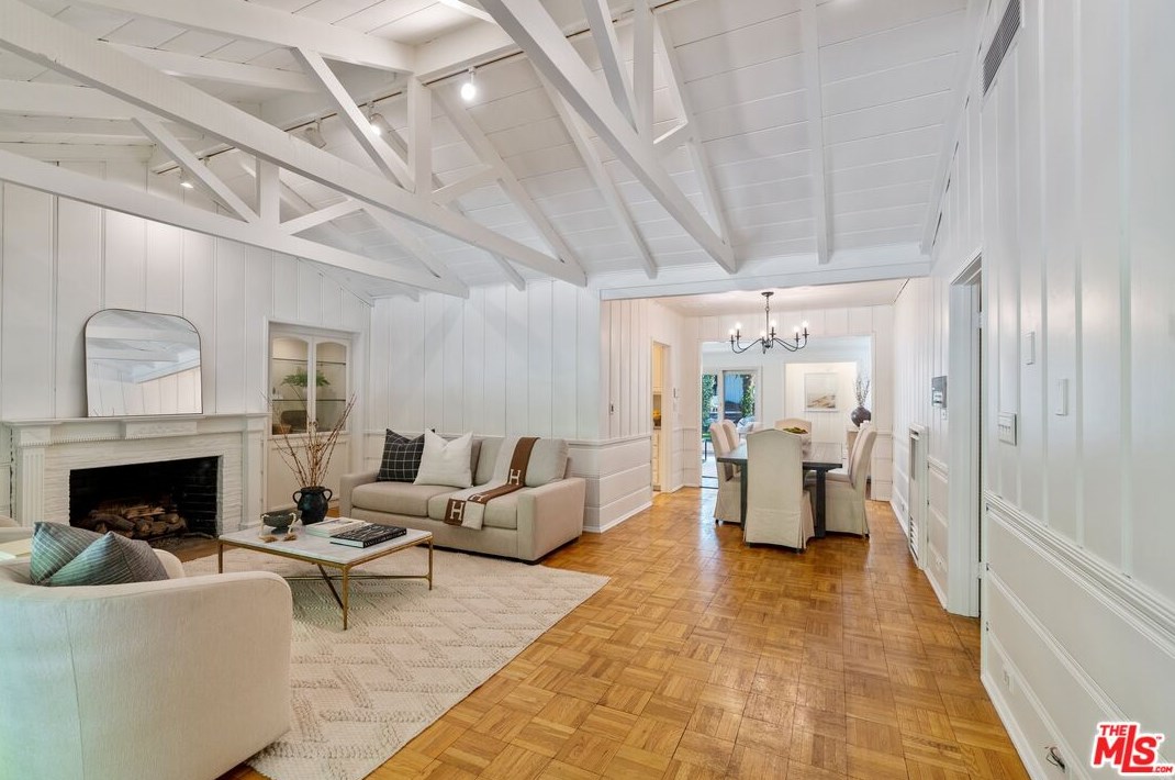 18128 Erwin St, Los Angeles CA  91335-7146 exterior