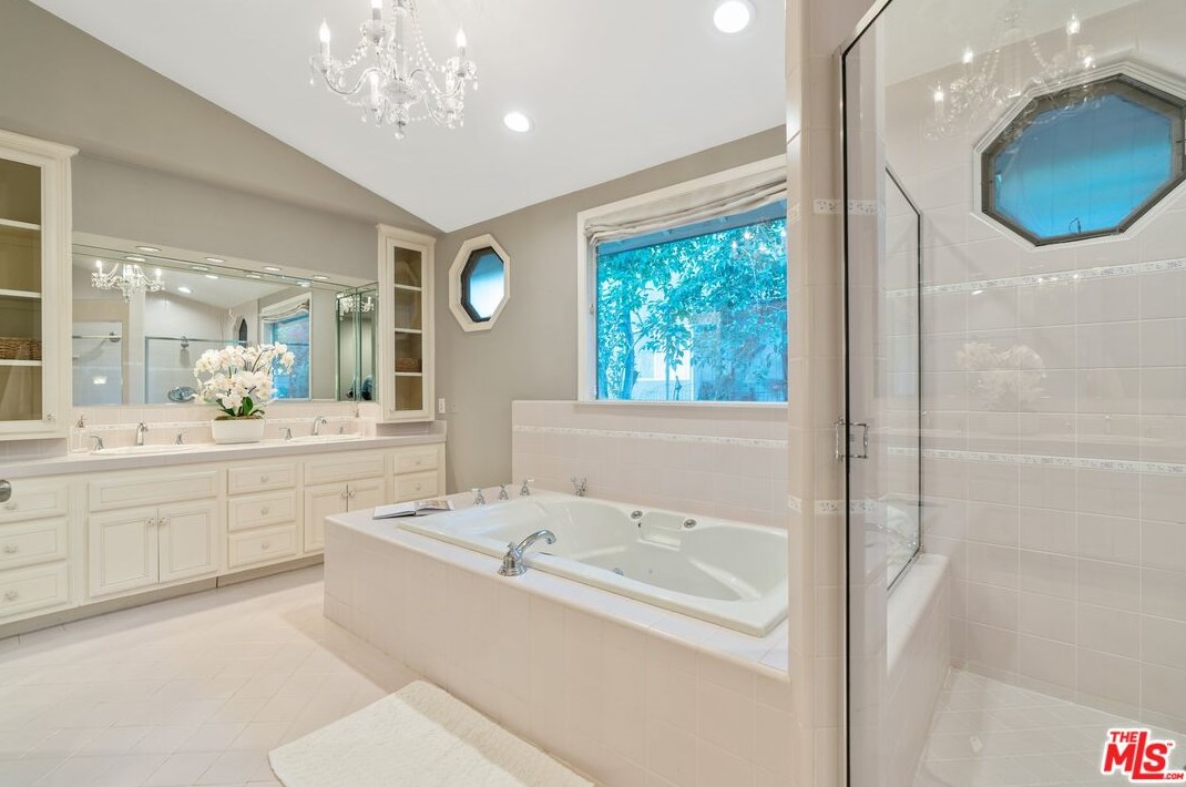 18128 Erwin St, Los Angeles CA  91335-7146 exterior