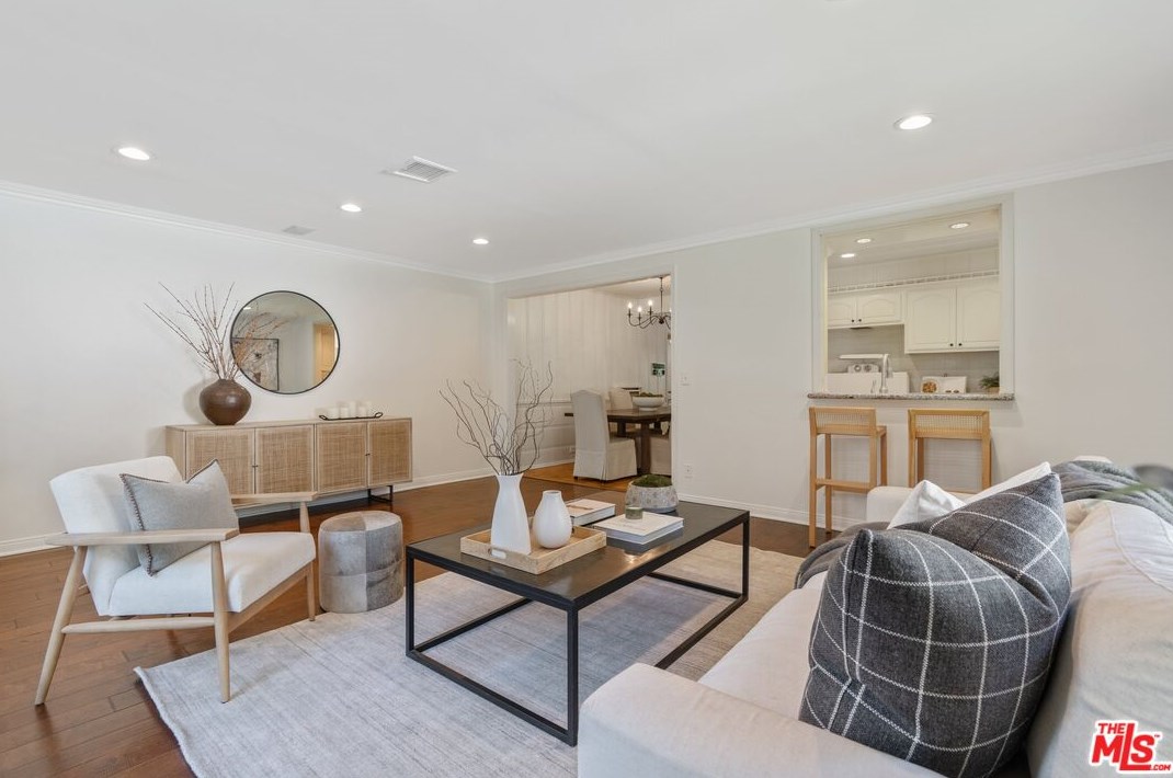 18128 Erwin St, Los Angeles CA  91335-7146 exterior