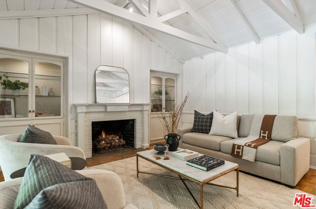 18128 Erwin St, Los Angeles CA  91335-7146 exterior