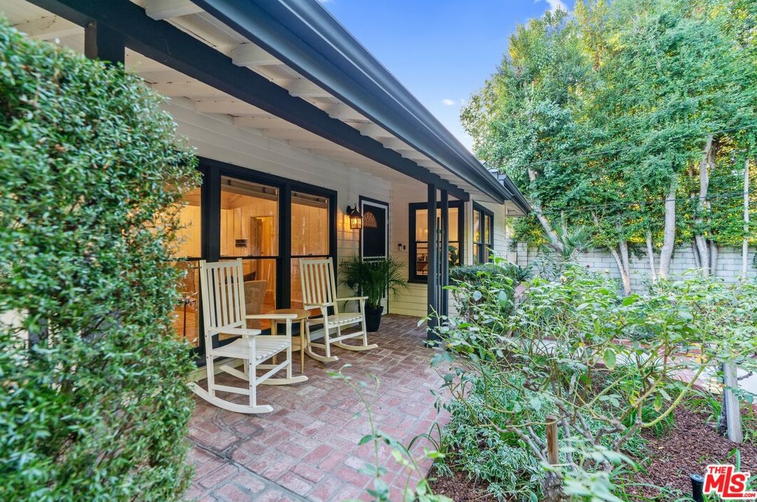 18128 Erwin St, Los Angeles CA  91335-7146 exterior