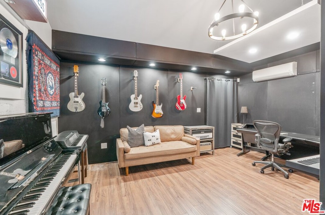 18128 Erwin St, Los Angeles CA  91335-7146 exterior