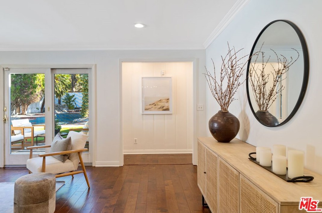 18128 Erwin St, Los Angeles CA  91335-7146 exterior