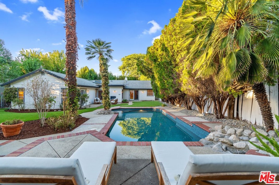 18128 Erwin St, Los Angeles CA  91335-7146 exterior