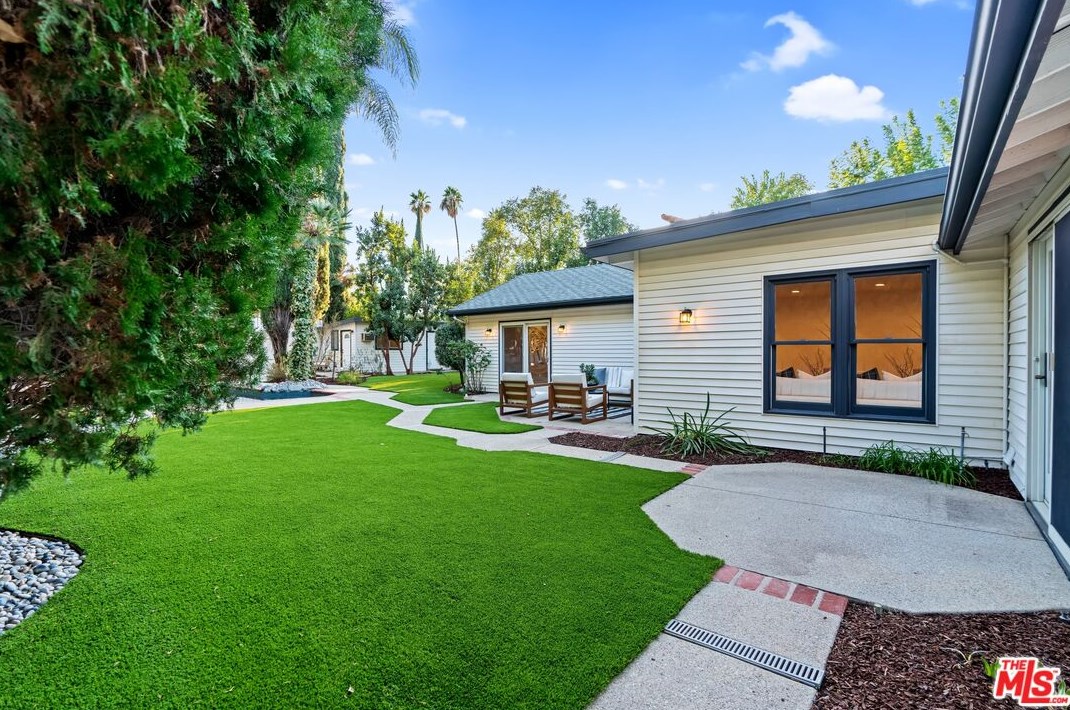 18128 Erwin St, Los Angeles CA  91335-7146 exterior