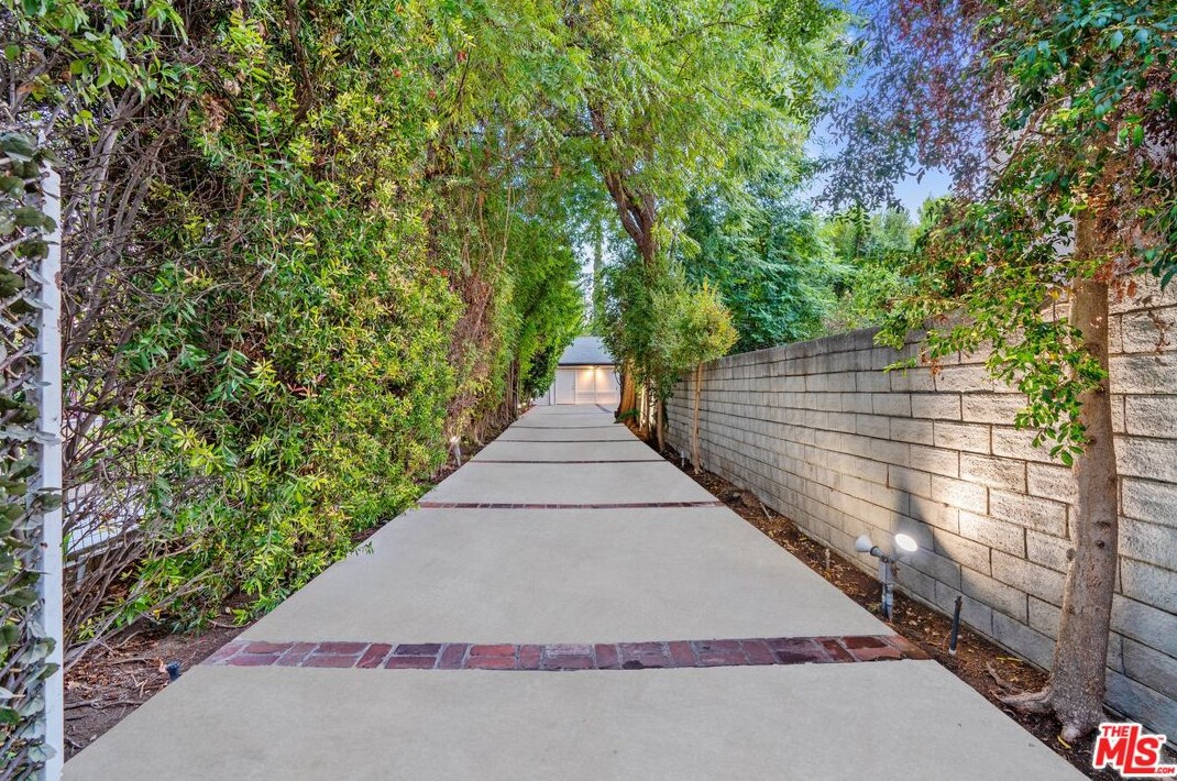 18128 Erwin St, Los Angeles CA  91335-7146 exterior