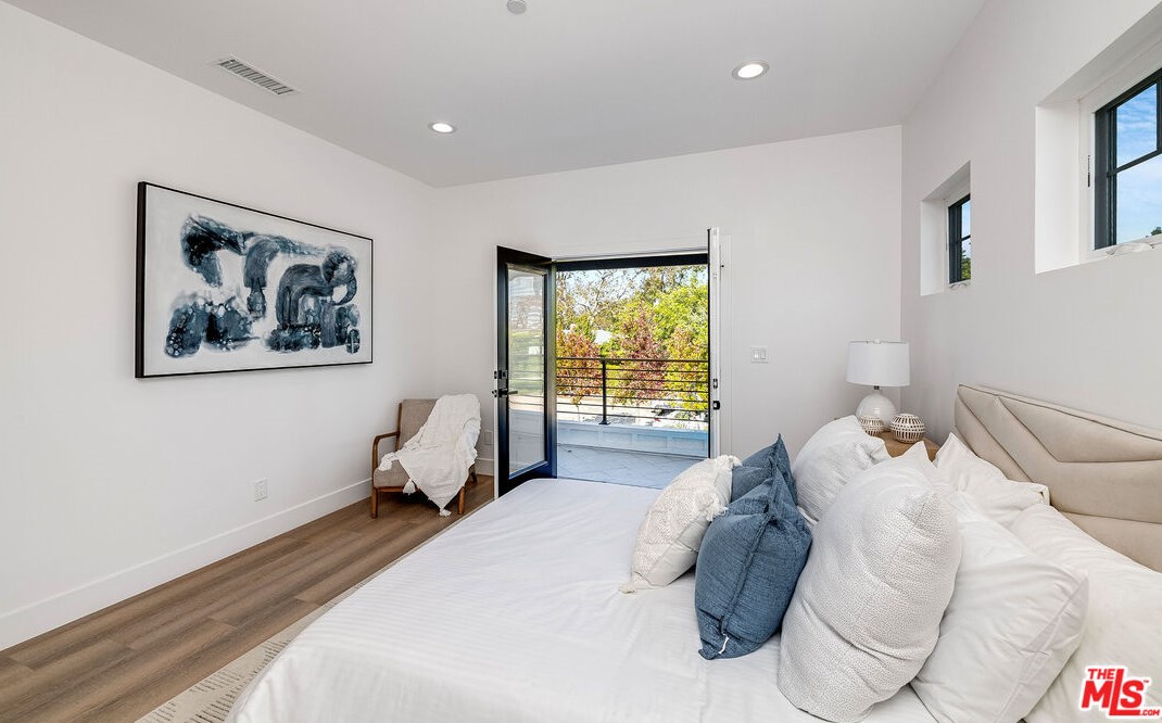 1025 Carmelina Ave, Los Angeles CA  90049-5809 exterior