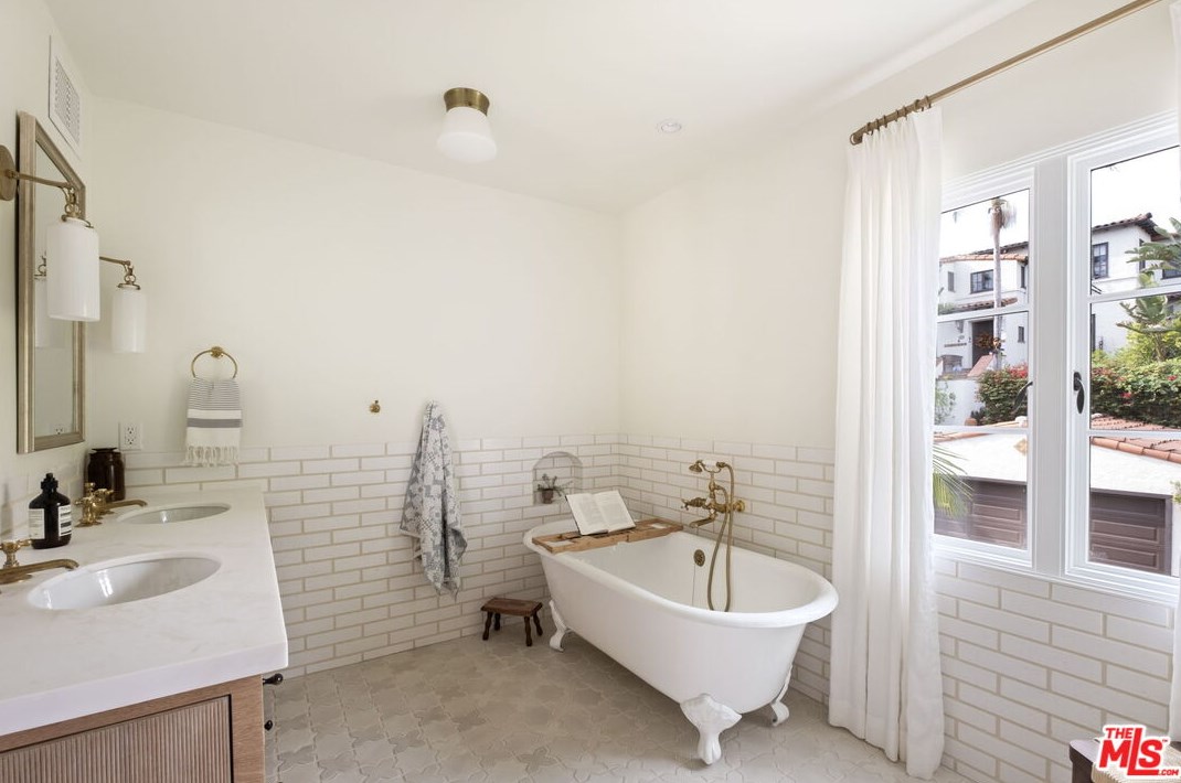 2466 Moreno Dr, Los Angeles CA  90039-2640 exterior