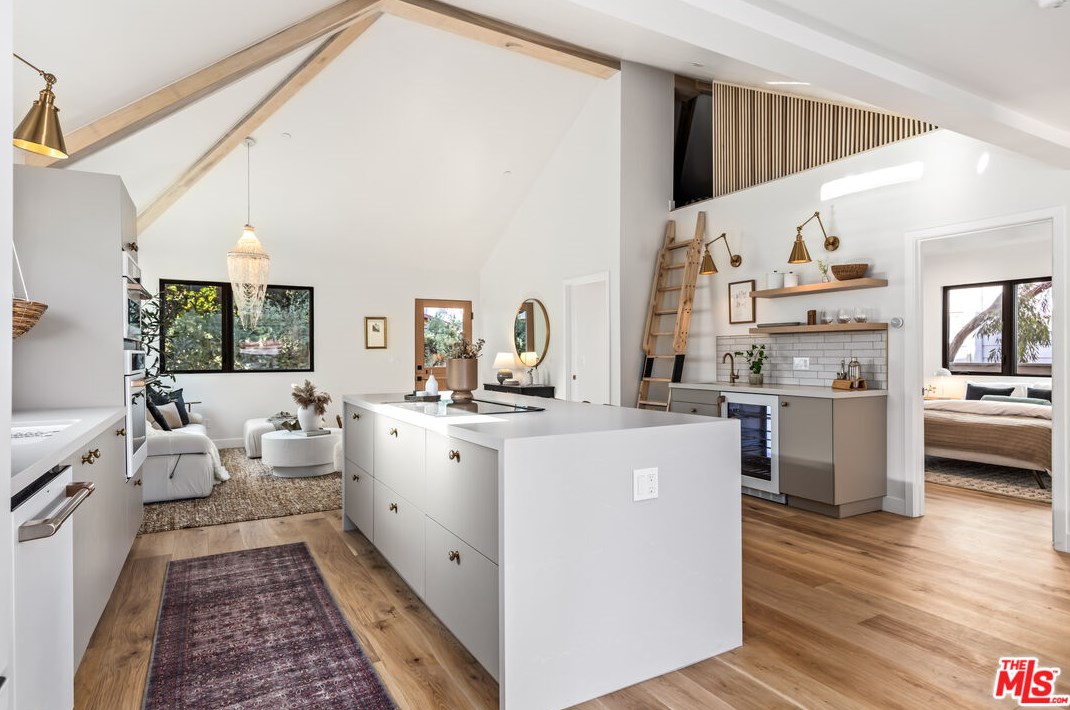740 Navy St, Santa Monica, CA 90405-5637