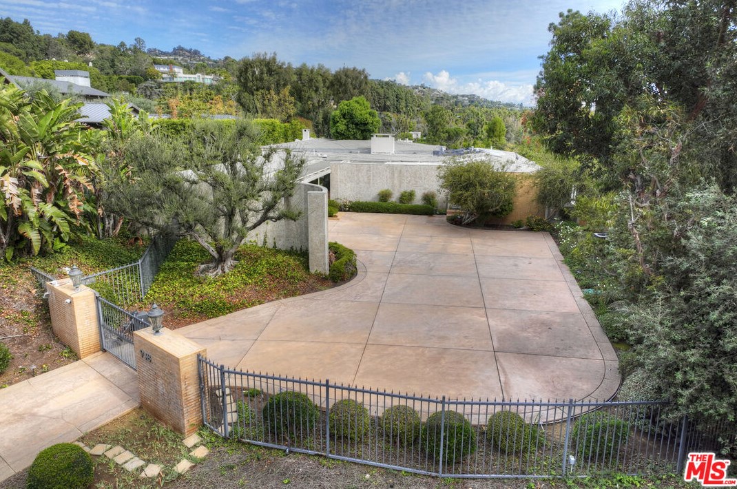 938 N Alpine Dr, Beverly Hills, CA 90210