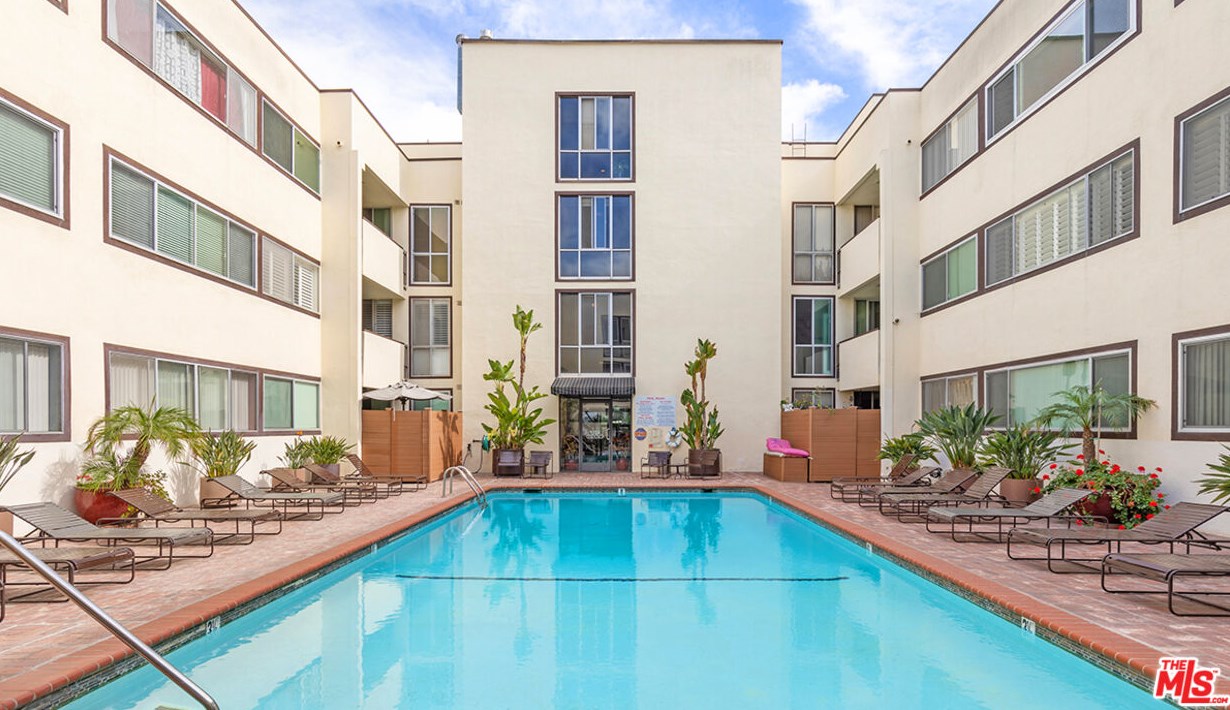 1015 Kings Rd, Los Angeles CA  90069-6015 exterior