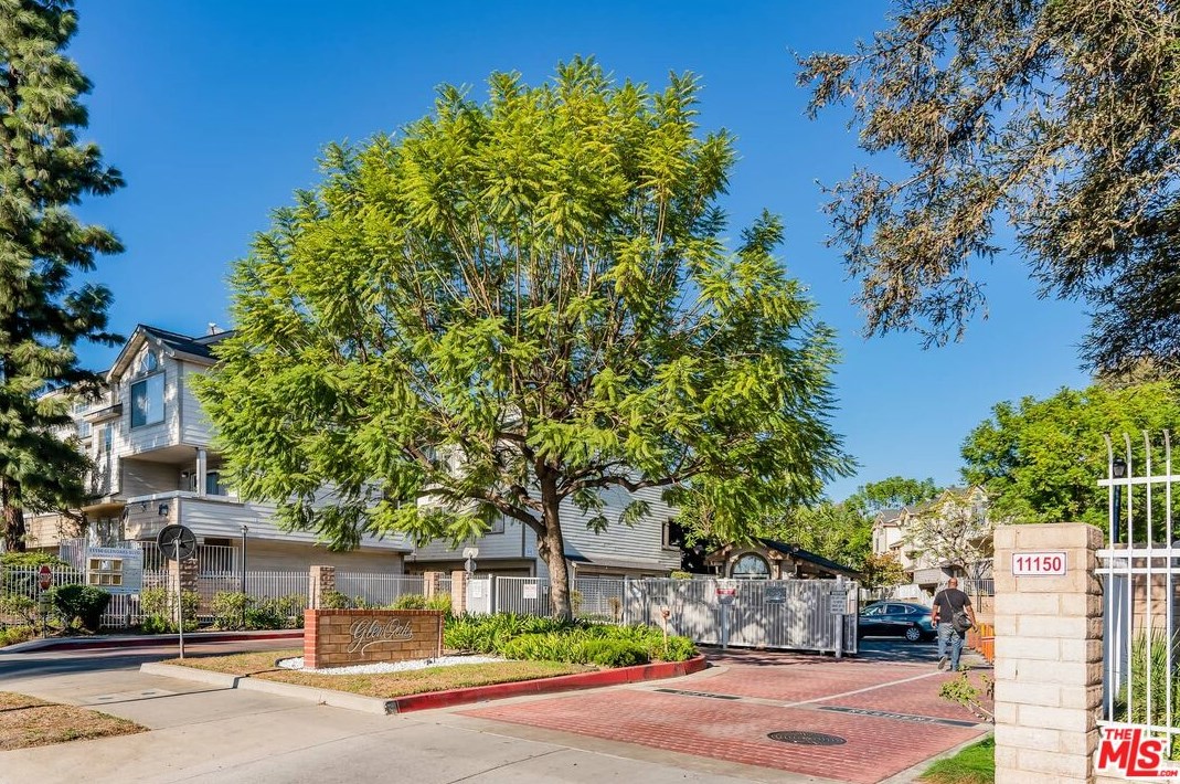 11150 Glenoaks Blvd, Los Angeles CA  91331-6601 exterior
