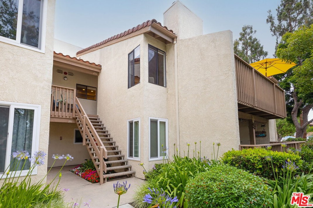 16521 Grunion, Huntington Beach CA  92649-3466 exterior
