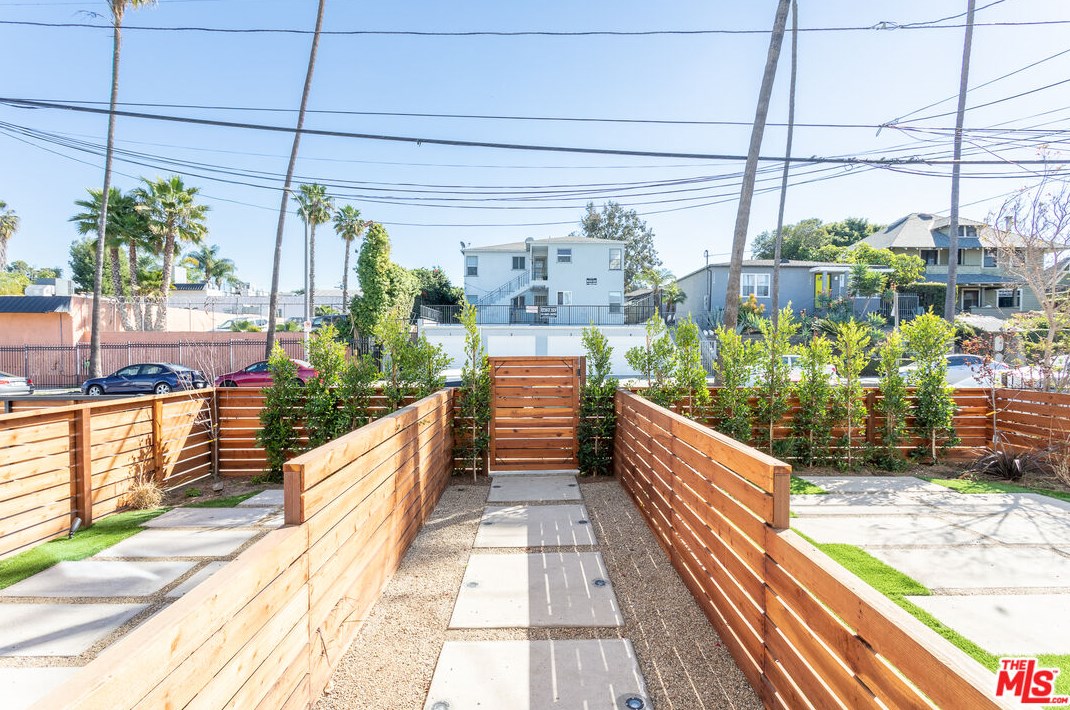 117 Westlake Ave, Los Angeles CA  90006-3014 exterior