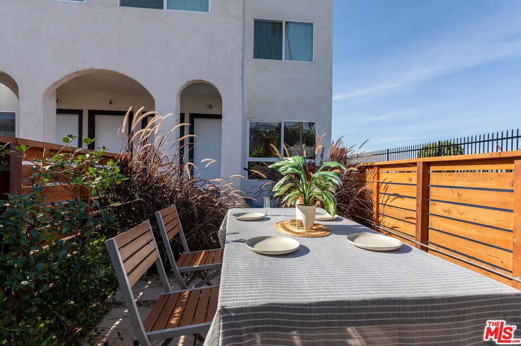 117 Westlake Ave, Los Angeles CA  90006-3014 exterior