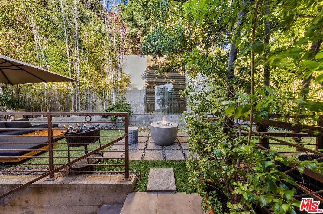 3110 Deronda Dr, Los Angeles CA  90068-1608 exterior