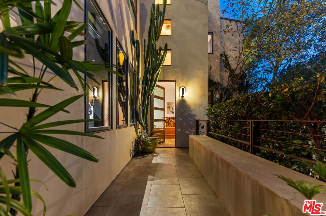 3110 Deronda Dr, Los Angeles CA  90068-1608 exterior