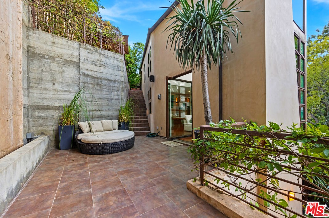 3110 Deronda Dr, Los Angeles CA  90068-1608 exterior