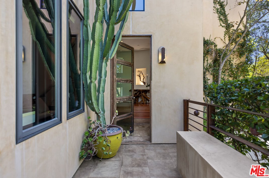 3110 Deronda Dr, Los Angeles CA  90068-1608 exterior