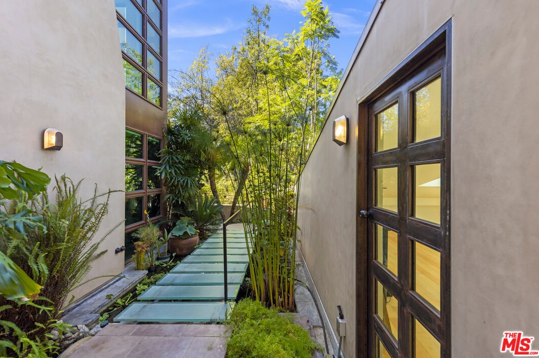 3110 Deronda Dr, Los Angeles CA  90068-1608 exterior