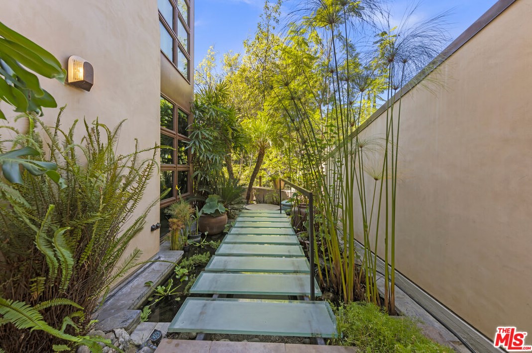 3110 Deronda Dr, Los Angeles CA  90068-1608 exterior