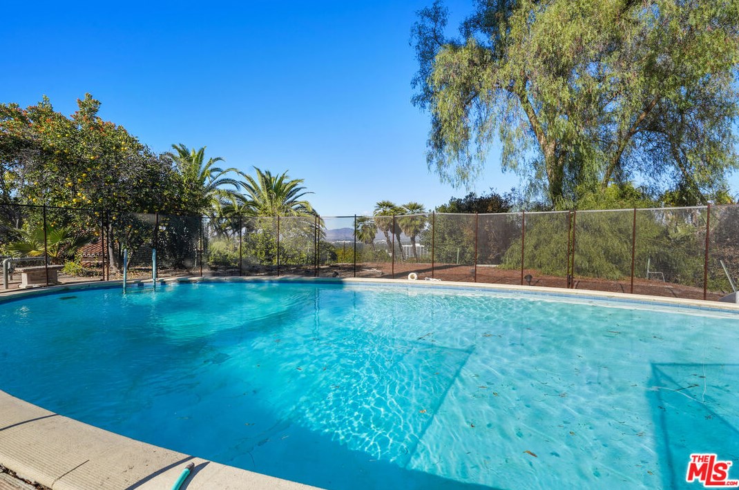 16730 Chaplin Ave, Van Nuys, CA 91436