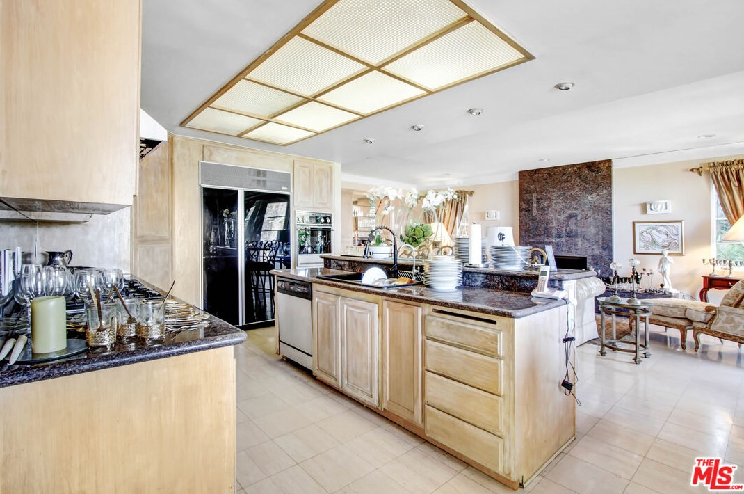 12535 Promontory Rd, Los Angeles CA  90049-6814 exterior