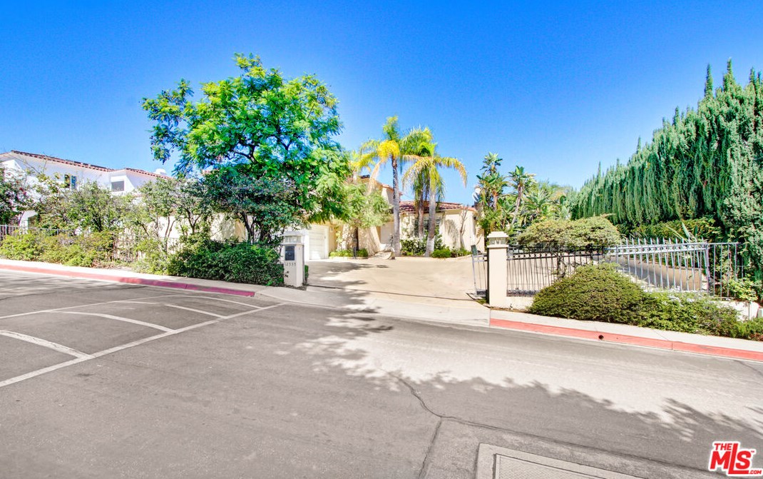 12535 Promontory Rd, Los Angeles CA  90049-6814 exterior