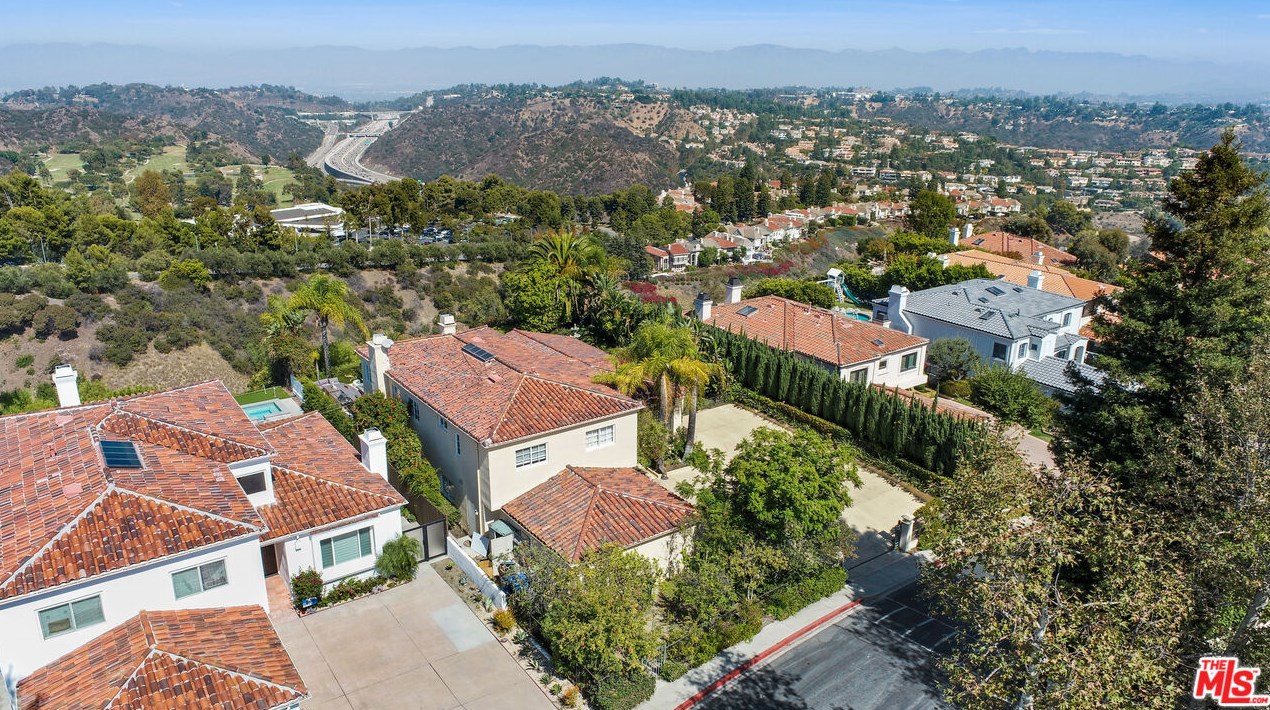 12535 Promontory Rd, Los Angeles CA  90049-6814 exterior