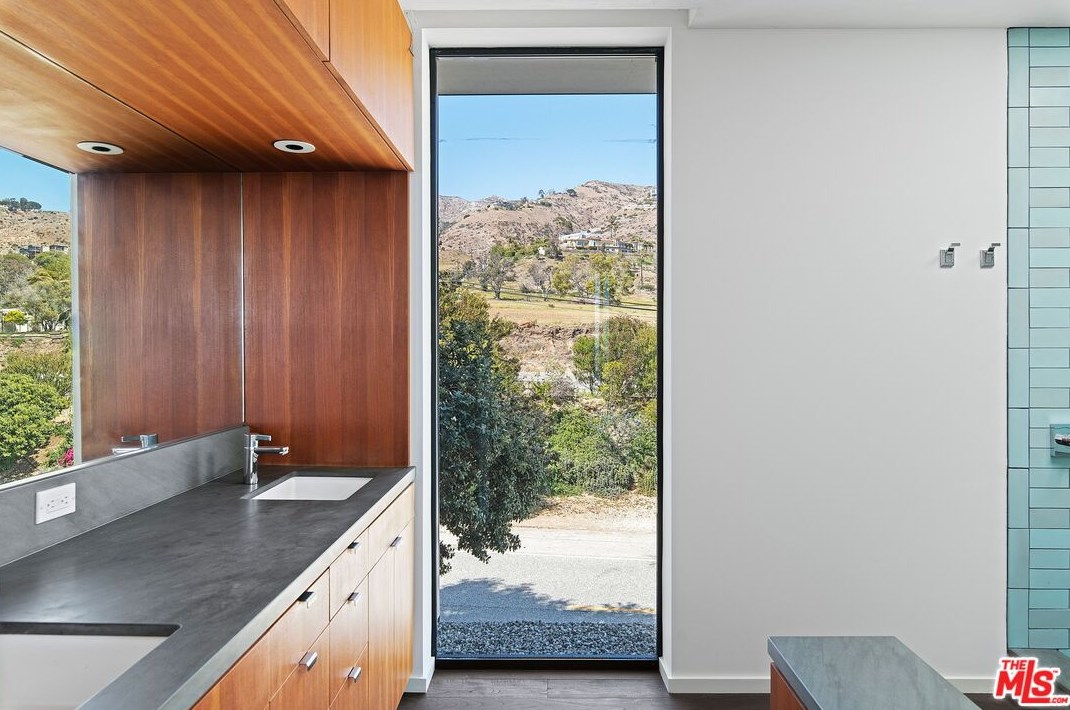 31478 Broad Bch Rd, Malibu CA  90265-2669 exterior