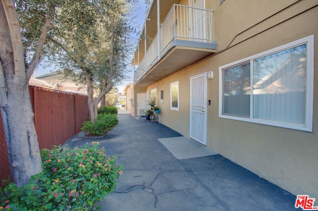 1245 40th Pl, Los Angeles CA 90011-2759 exterior