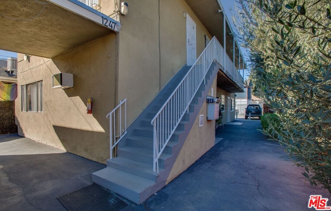 1245 40th Pl, Los Angeles CA 90011-2759 exterior