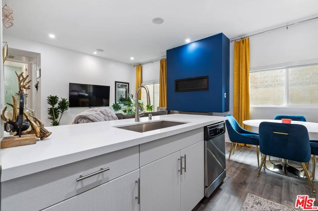 1114 Kings Rd, Los Angeles CA  90069-5471 exterior