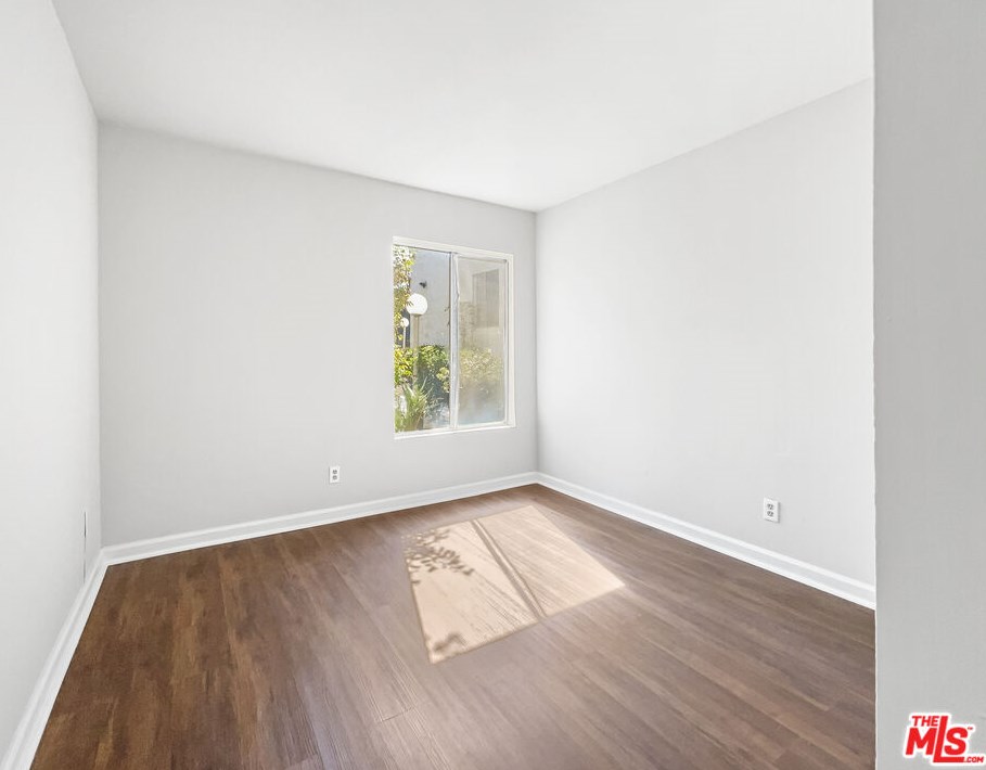 5700 Etiwanda Ave, Los Angeles CA  91356-2556 exterior