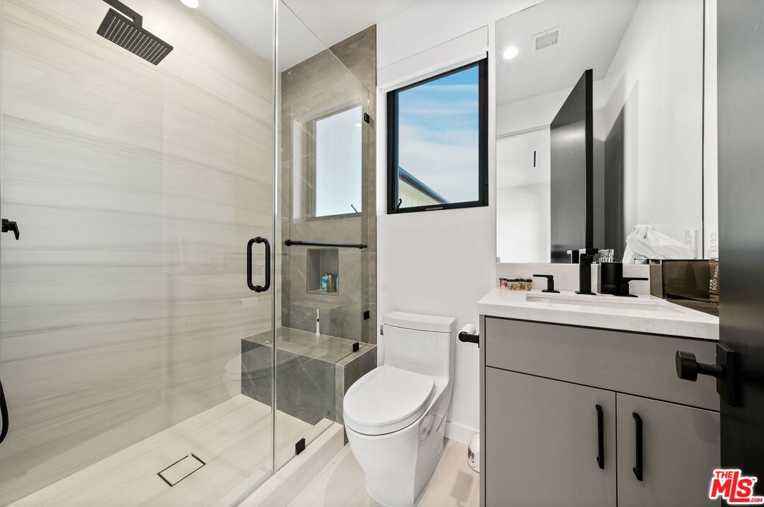 2739 Oakhurst Ave, Los Angeles CA  90034-1850 exterior