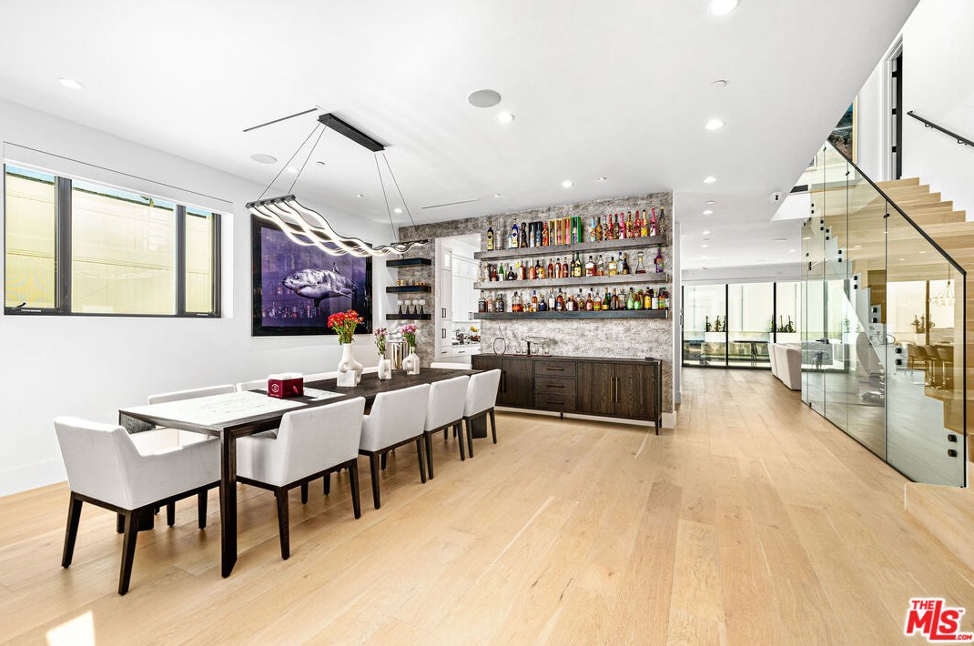 2739 Oakhurst Ave, Los Angeles CA  90034-1850 exterior