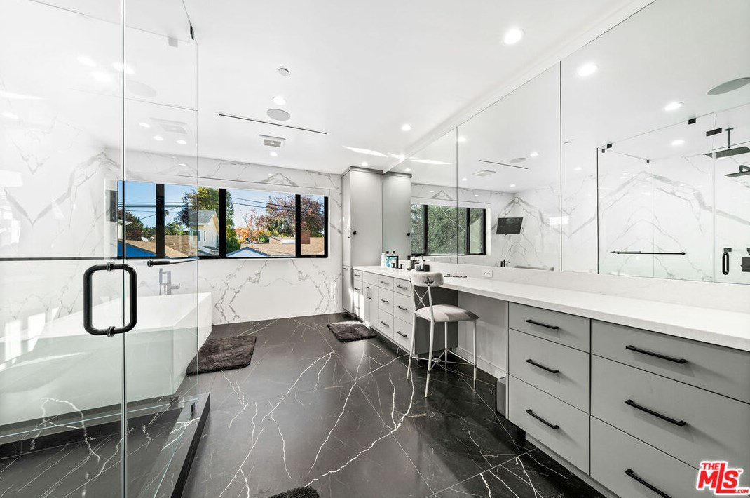 2739 Oakhurst Ave, Los Angeles CA  90034-1850 exterior