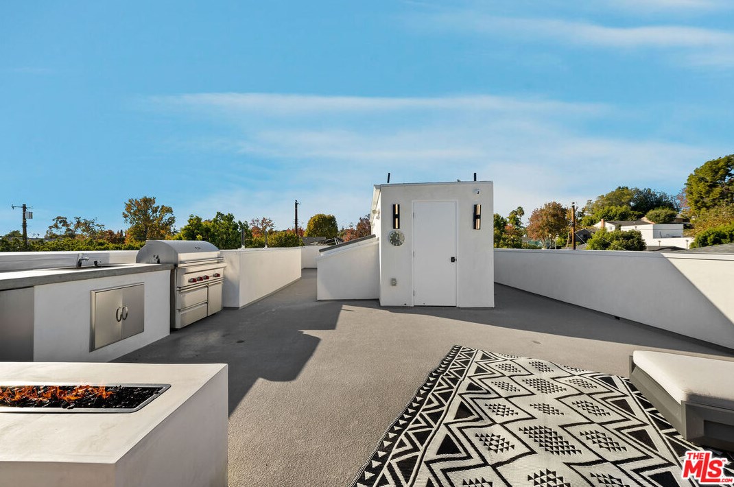 2739 Oakhurst Ave, Los Angeles CA  90034-1850 exterior