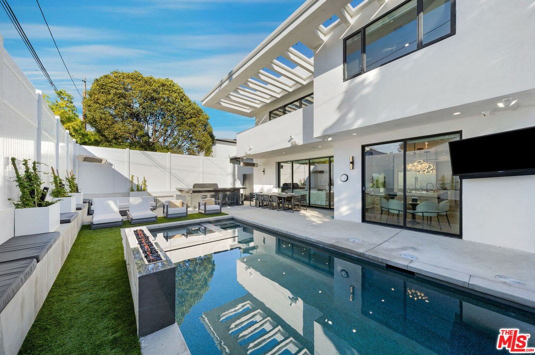 2739 Oakhurst Ave, Los Angeles CA  90034-1850 exterior