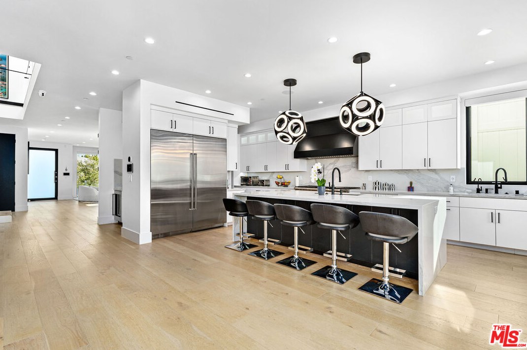 2739 Oakhurst Ave, Los Angeles CA  90034-1850 exterior