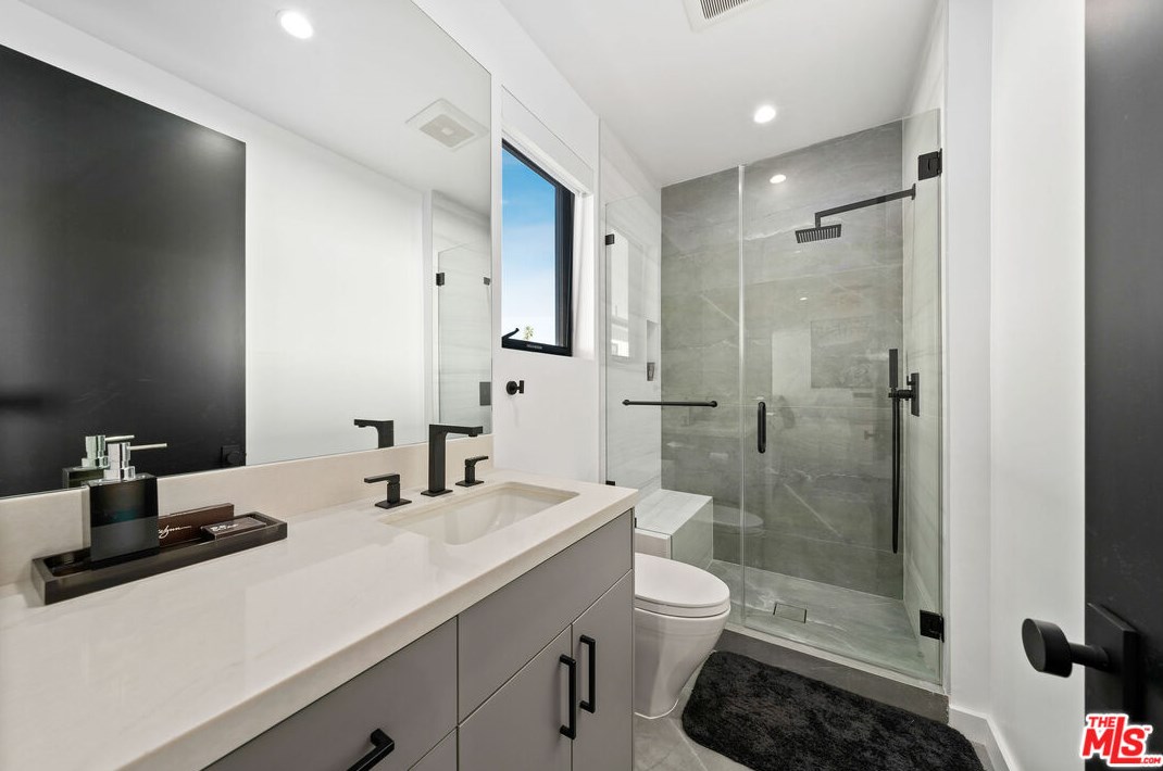 2739 Oakhurst Ave, Los Angeles CA  90034-1850 exterior