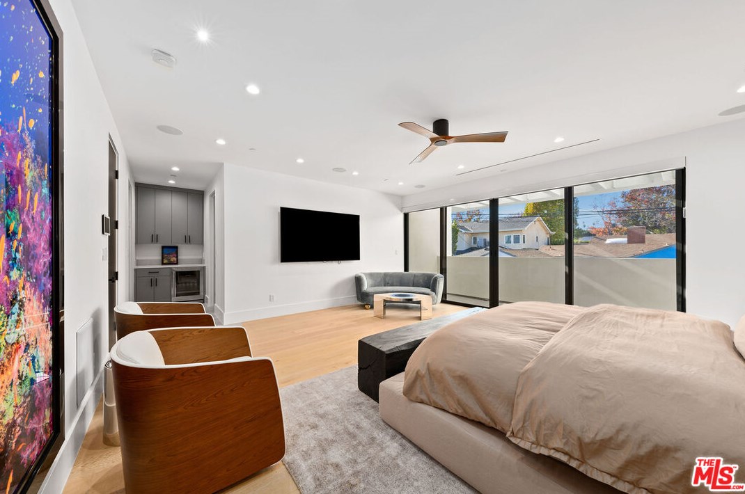 2739 Oakhurst Ave, Los Angeles CA  90034-1850 exterior
