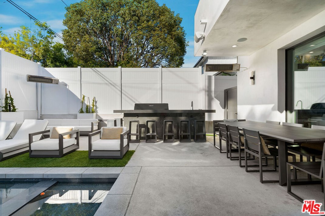 2739 Oakhurst Ave, Los Angeles CA  90034-1850 exterior
