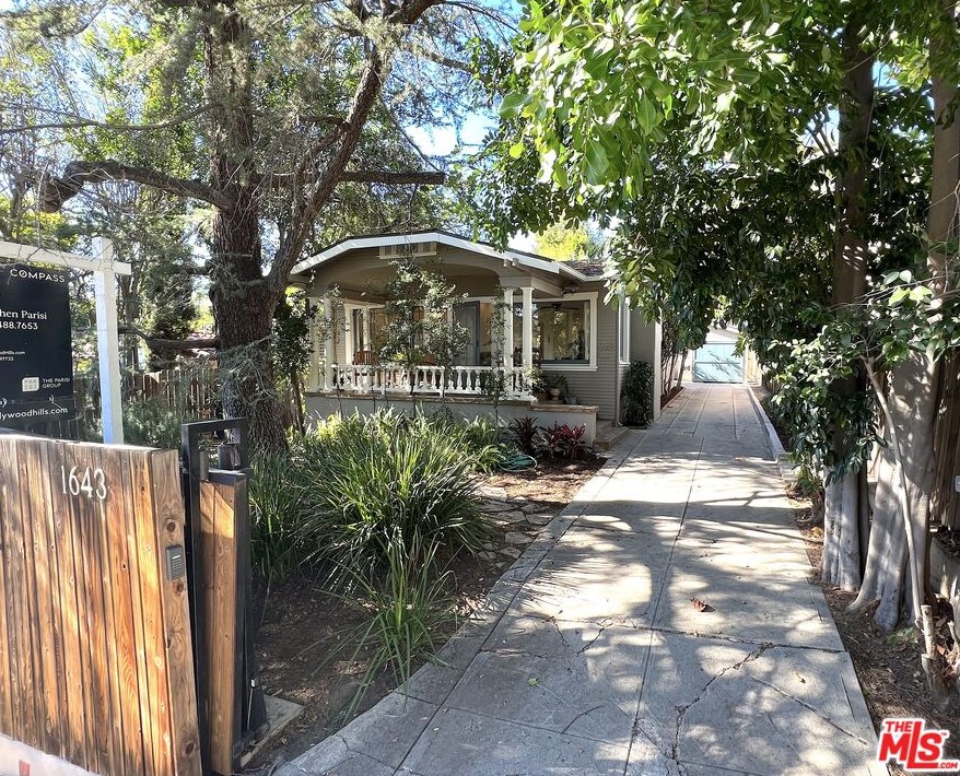 1643 Coronado St, Los Angeles, CA 90026-1425