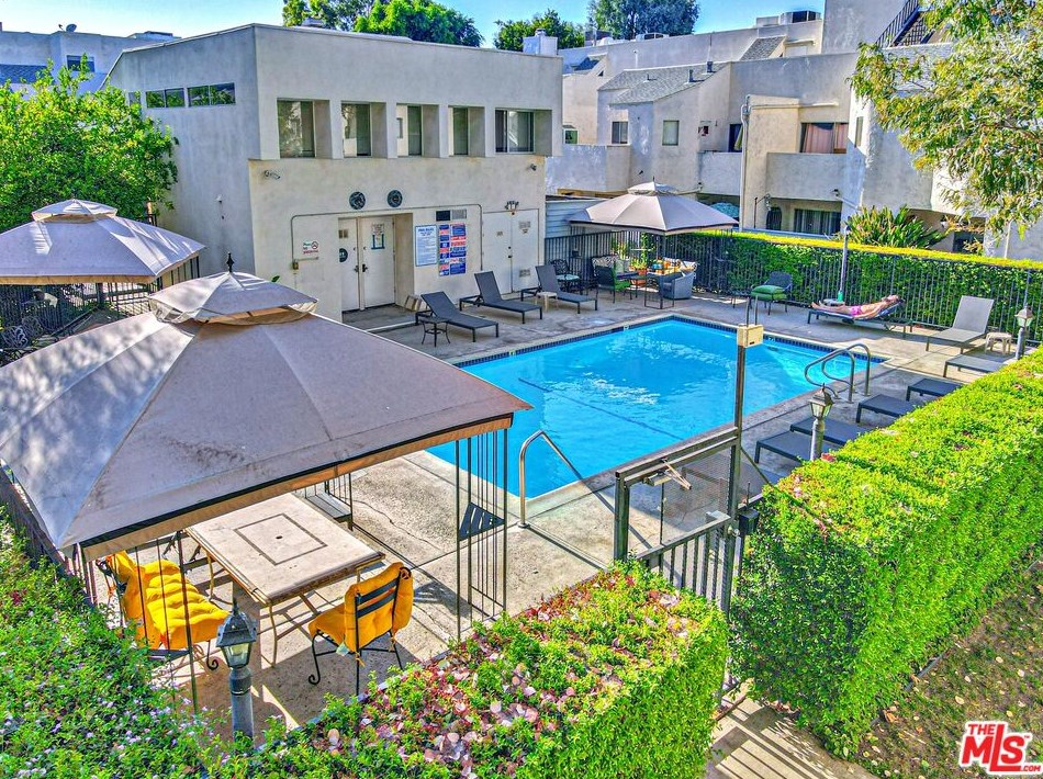 18411 Hatteras St, Los Angeles CA  91356-1961 exterior