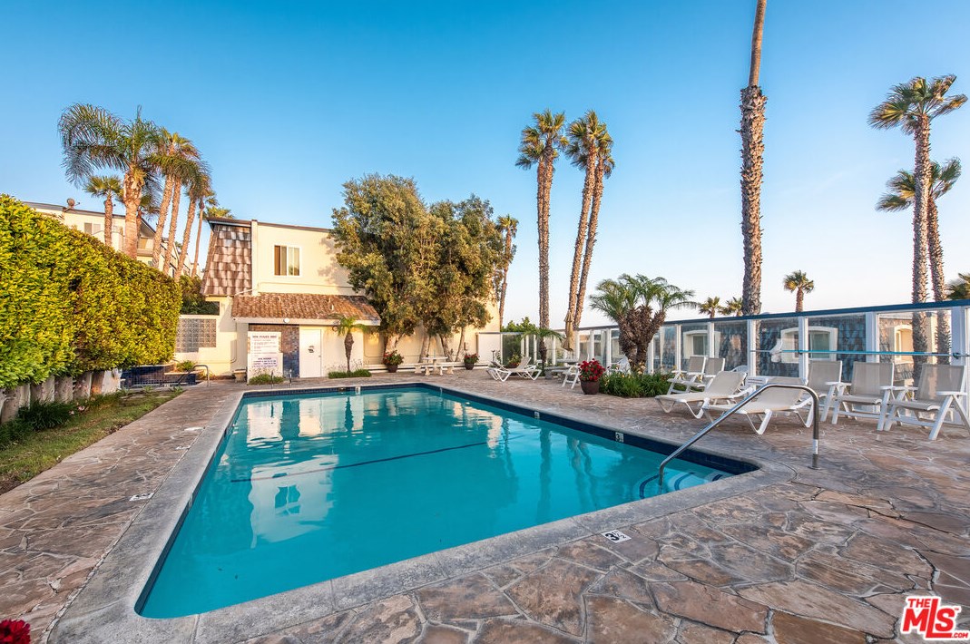 11950 Whalers Ln, Malibu, CA 90265-2252