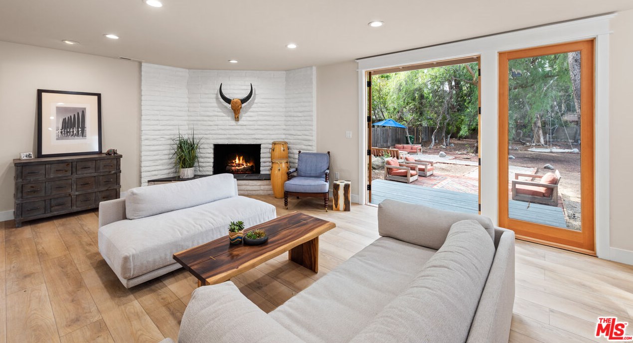10509 Andora Ave, Chatsworth CA  91311-2004 exterior