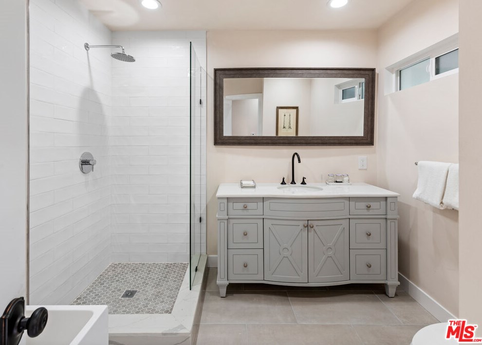 10509 Andora Ave, Chatsworth CA  91311-2004 exterior